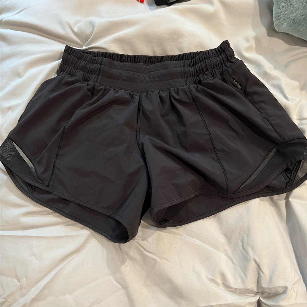 Lululemon Hotty hot low rise 4” size 6 black shorts